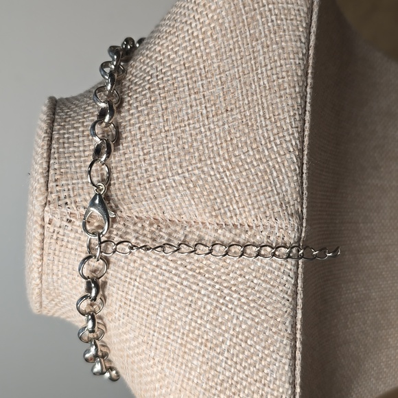 Gorgeous silve tone statement Necklace - Picture 2 of 8